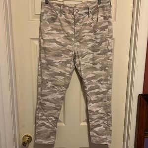 Cream Camo Levi 720 Cropped Pant